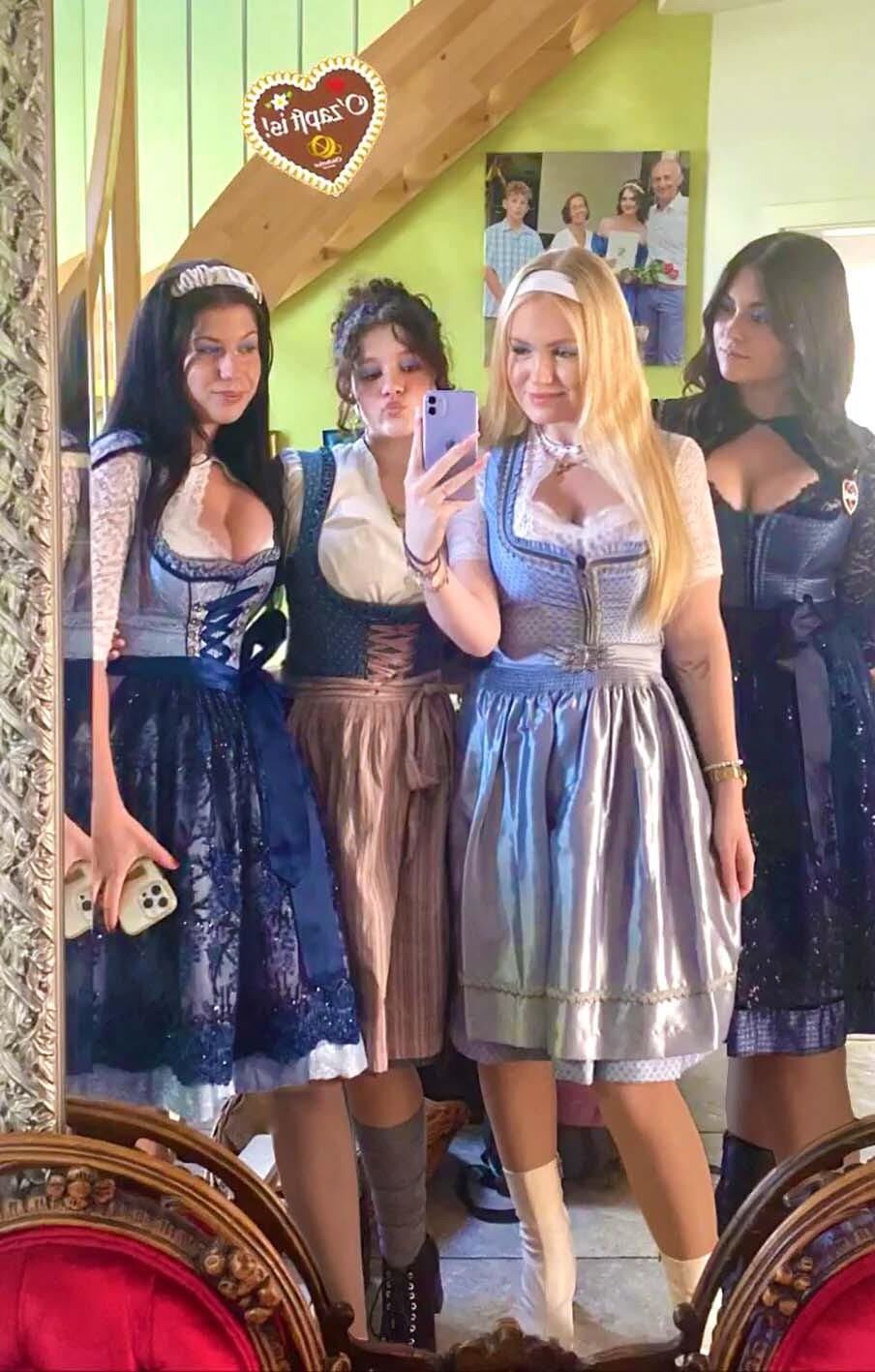 Fesche madln im dirndl zum vierhunderfünft`n