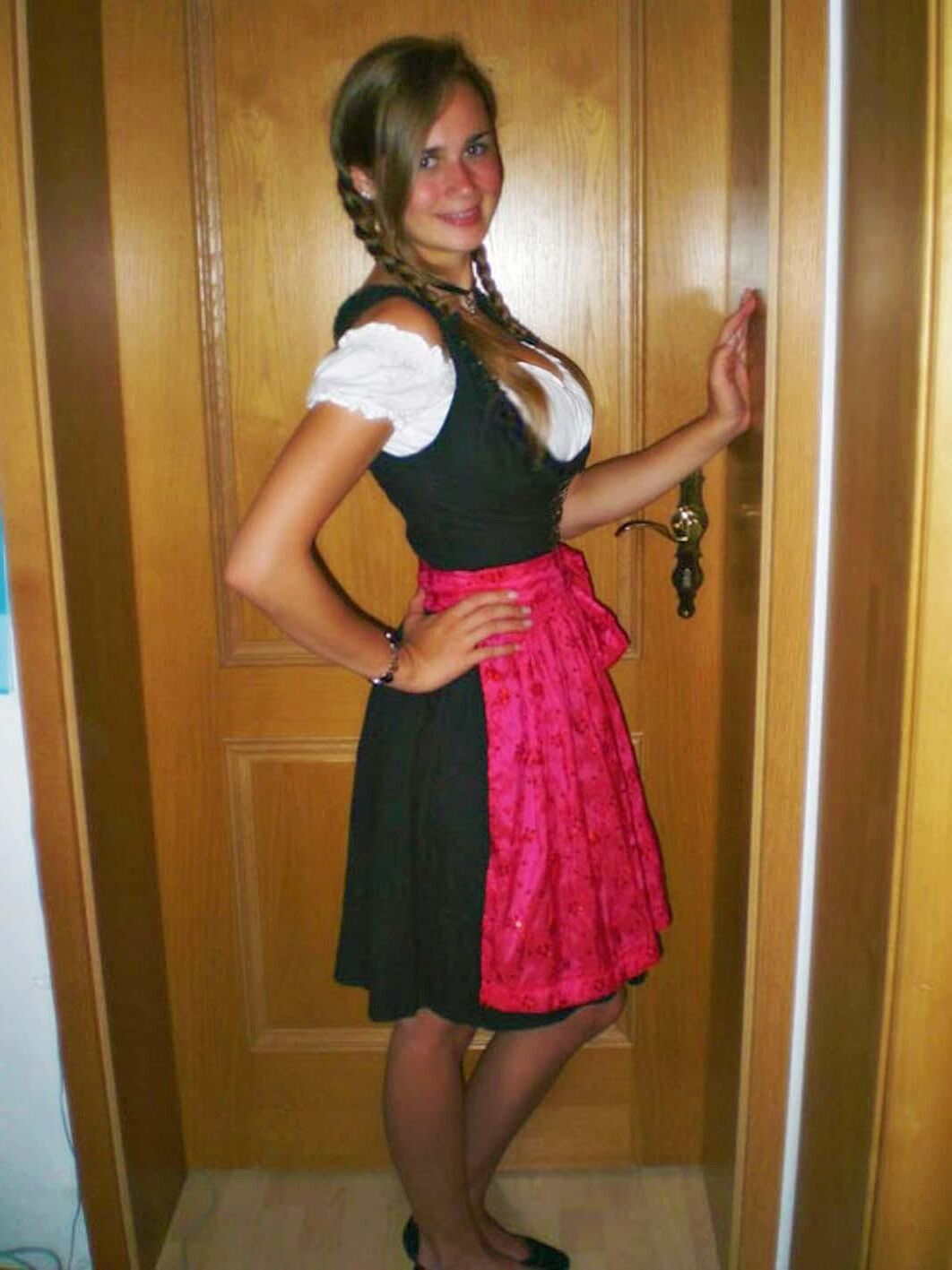 Fesche madln im dirndl zum vierhunderfünft`n