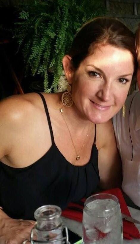 Michelle mostrando sus sorprendentemente grandes tetas en Mardi Gras