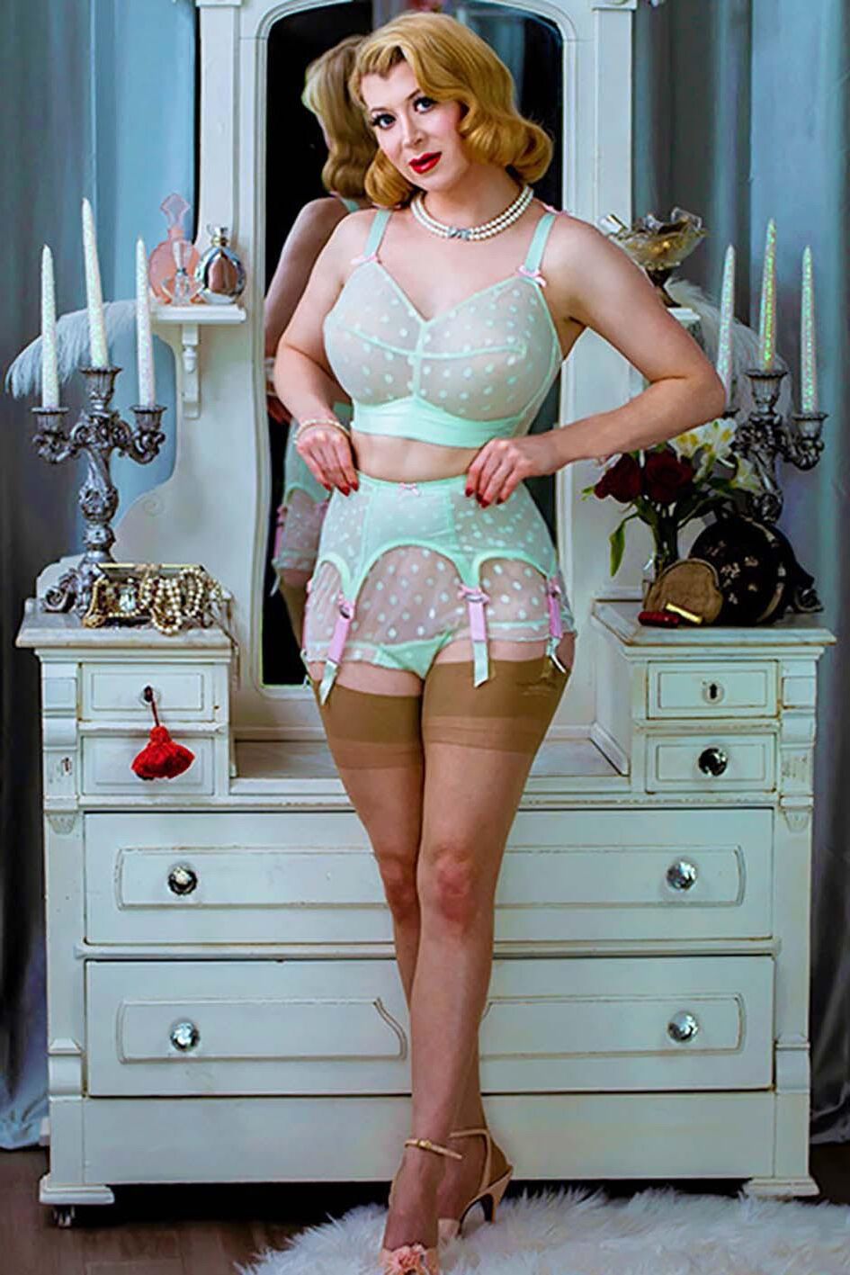 Fesche madln im dirndl zum vierhunderfünft`n