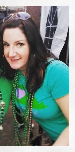 Michelle mostrando sus sorprendentemente grandes tetas en Mardi Gras