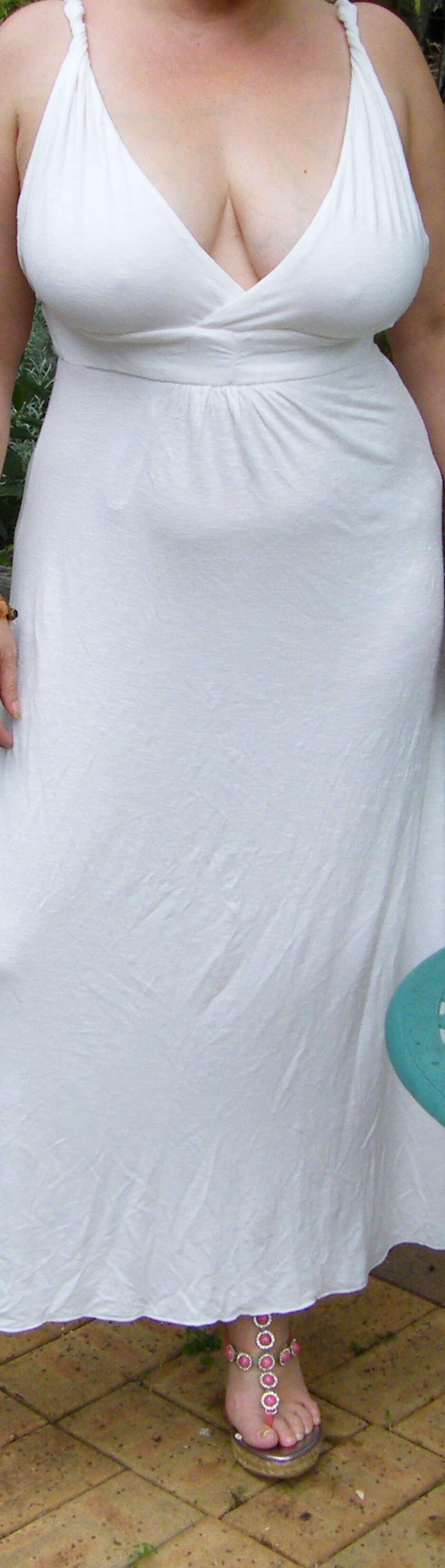 Un vestido blanco ... y grandes tetas