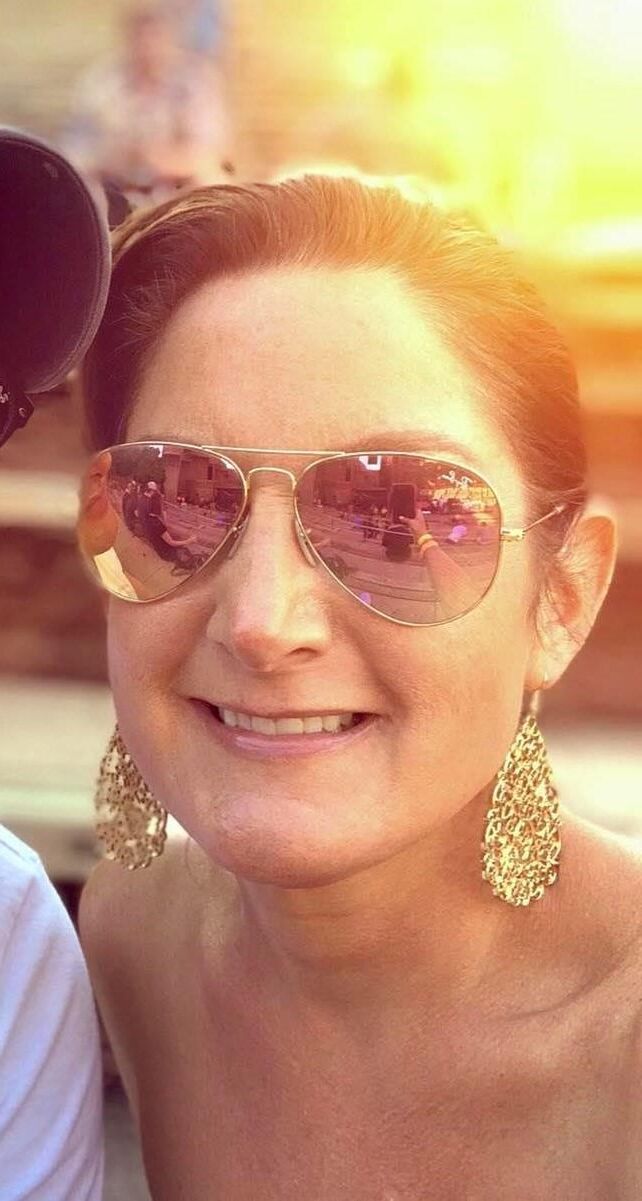 Michelle mostrando sus sorprendentemente grandes tetas en Mardi Gras