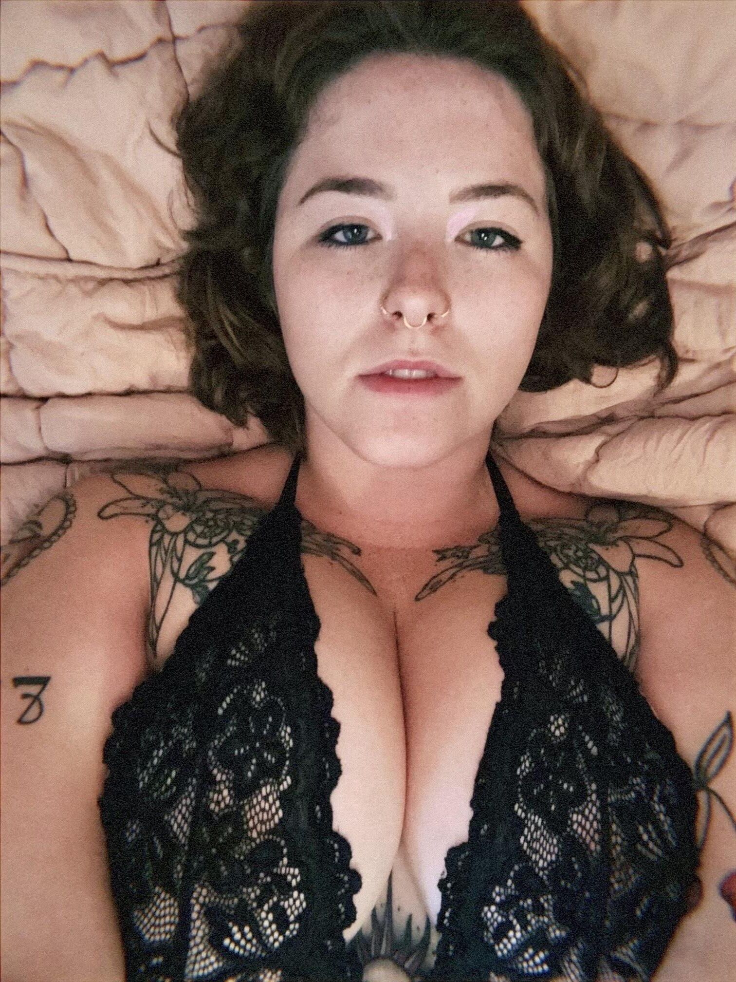 Emma Big Butt Big Boobs Tattooed Cute BBW Girl Mixed Hot Shots