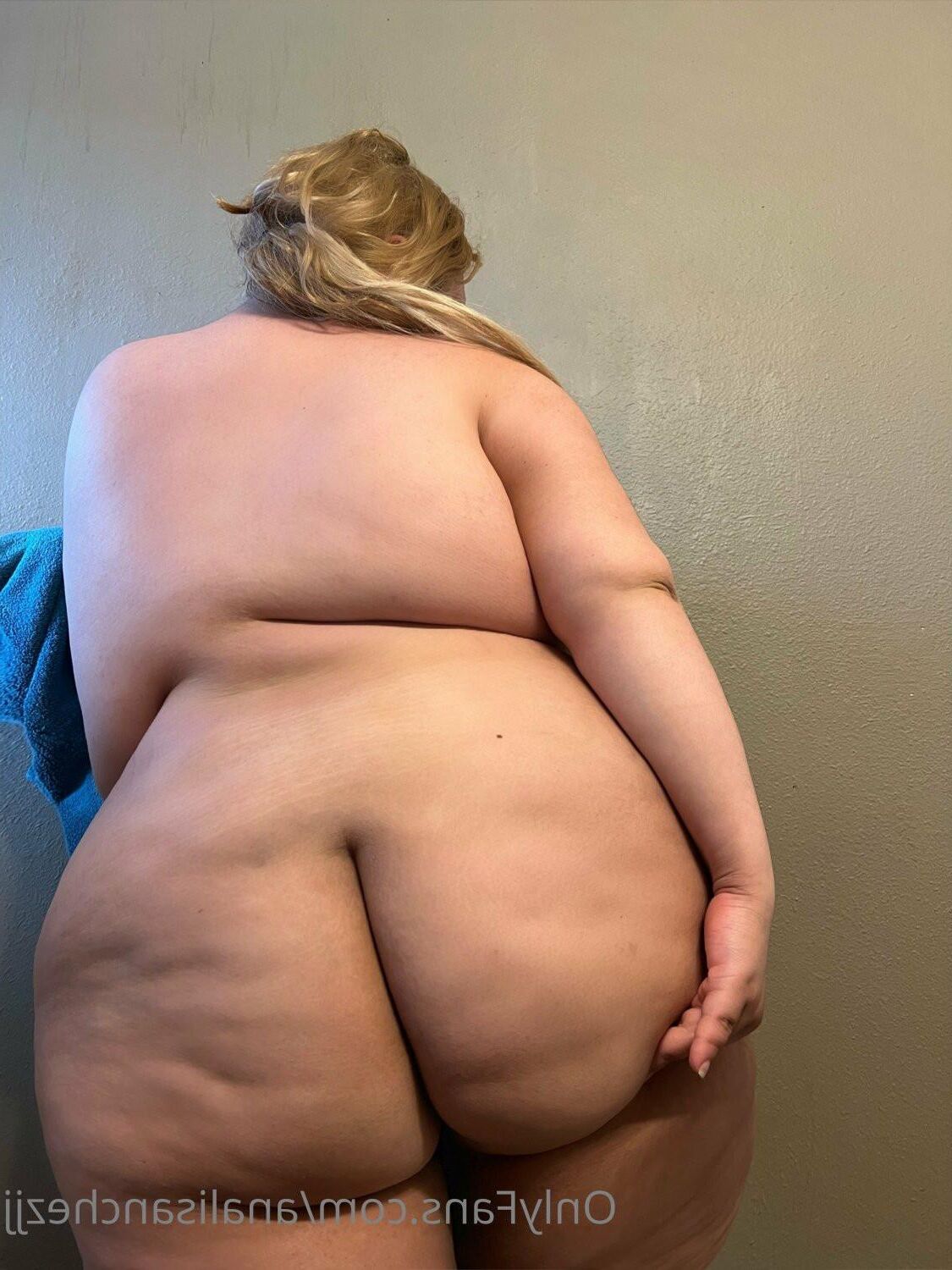 Latina MILF with big tits and fat ass