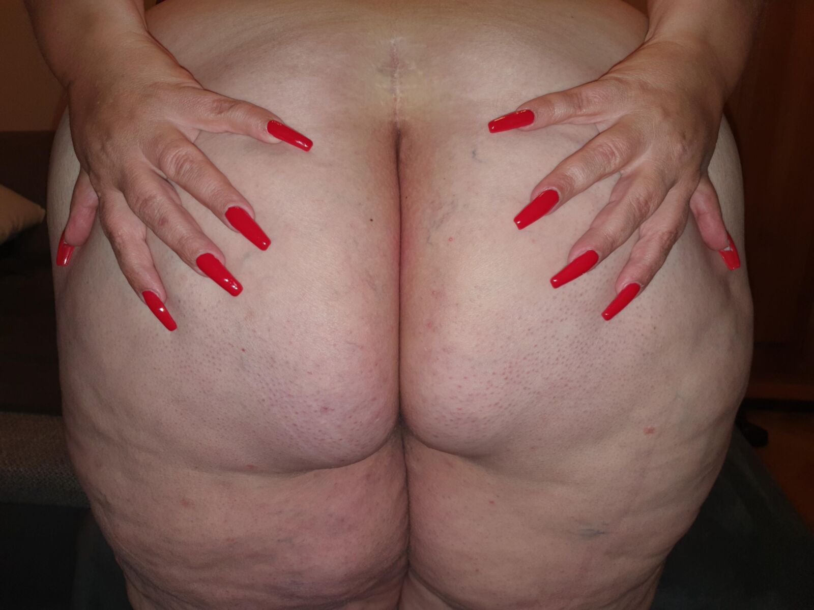 Awsome SSBBW with long, red nails