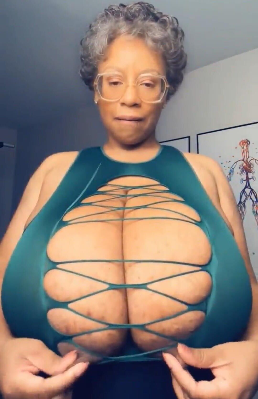 Tetas de abuela negra jumbo