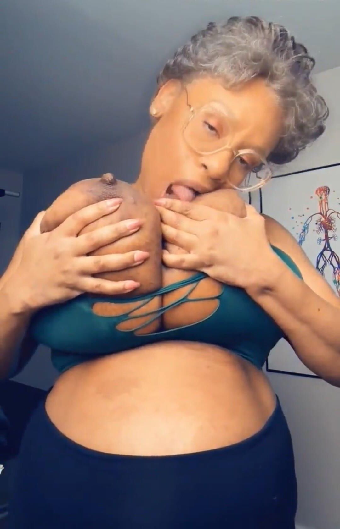 Tetas de abuela negra jumbo