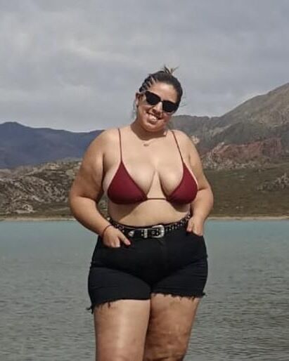 Mollige Latina im Bikini