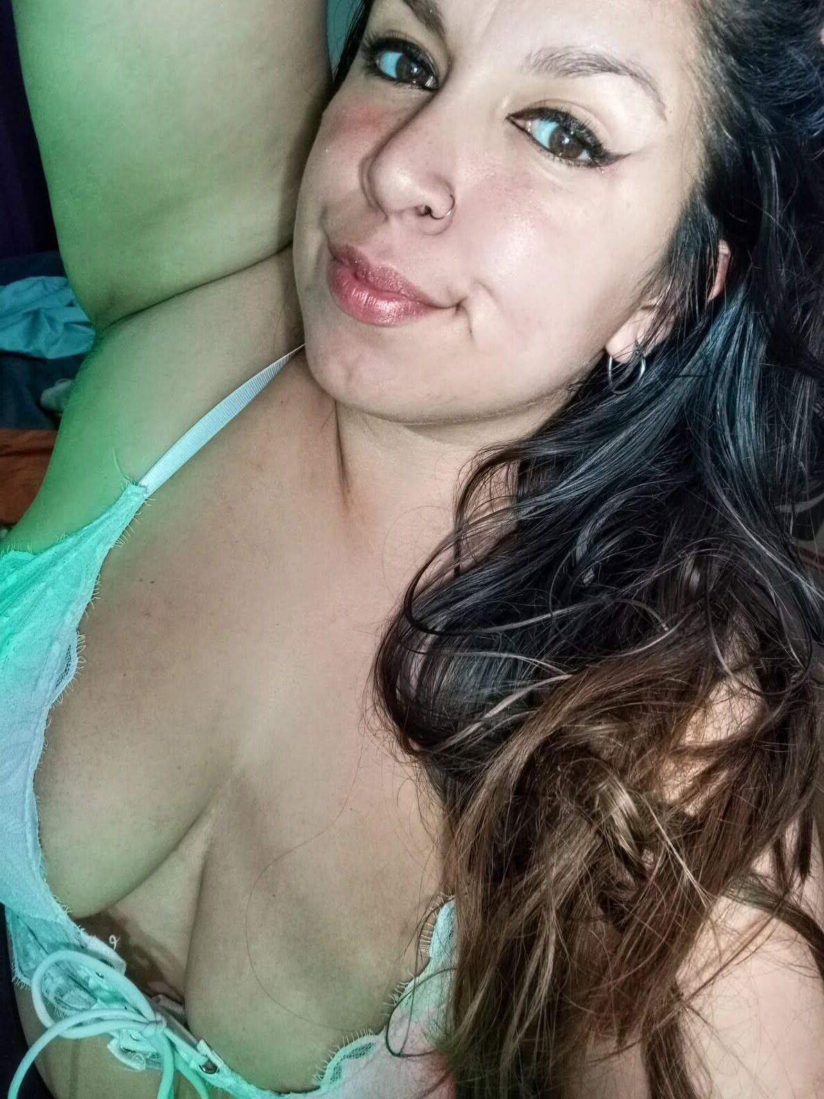 Mollige Latina im Bikini