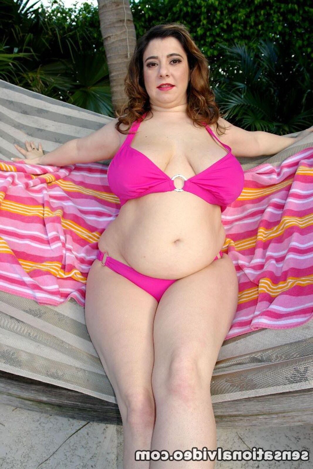 アリックスレイクハーストピンクのビキニの成熟した巨乳のぽっちゃりブルネット