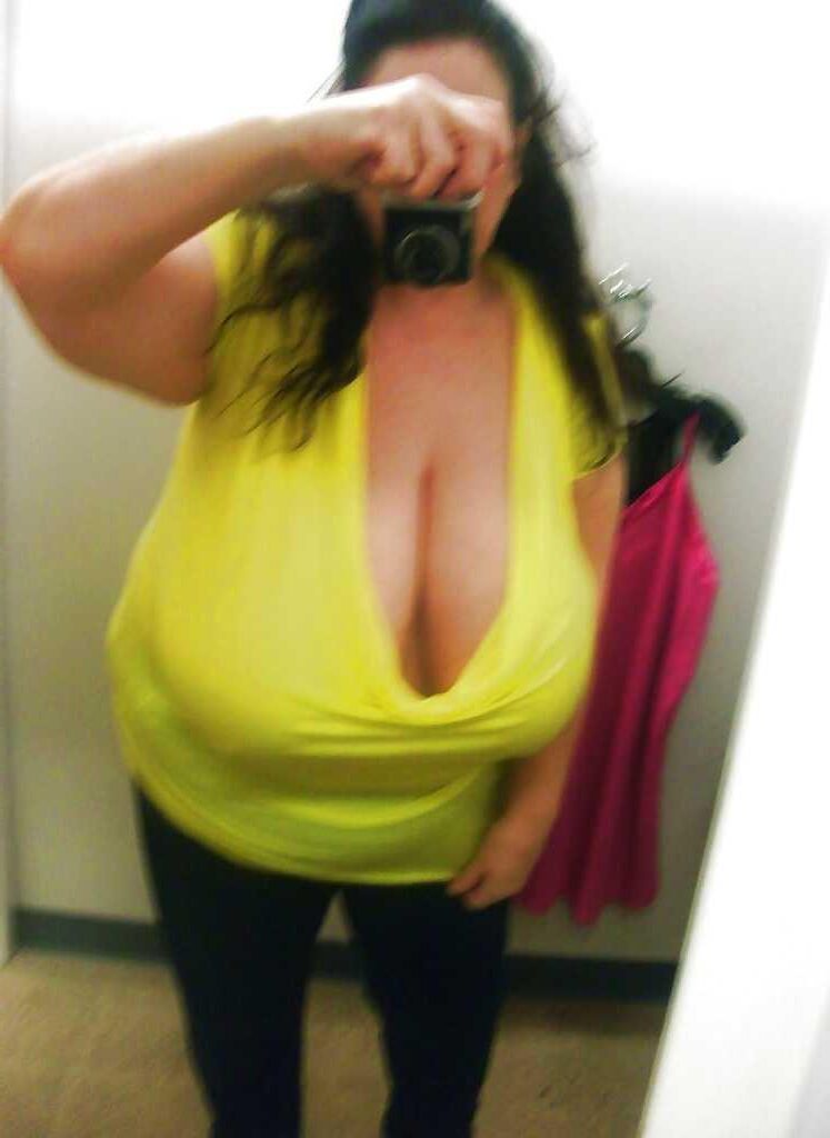 巨大なおっぱいの多くのセルフィーは成熟しています