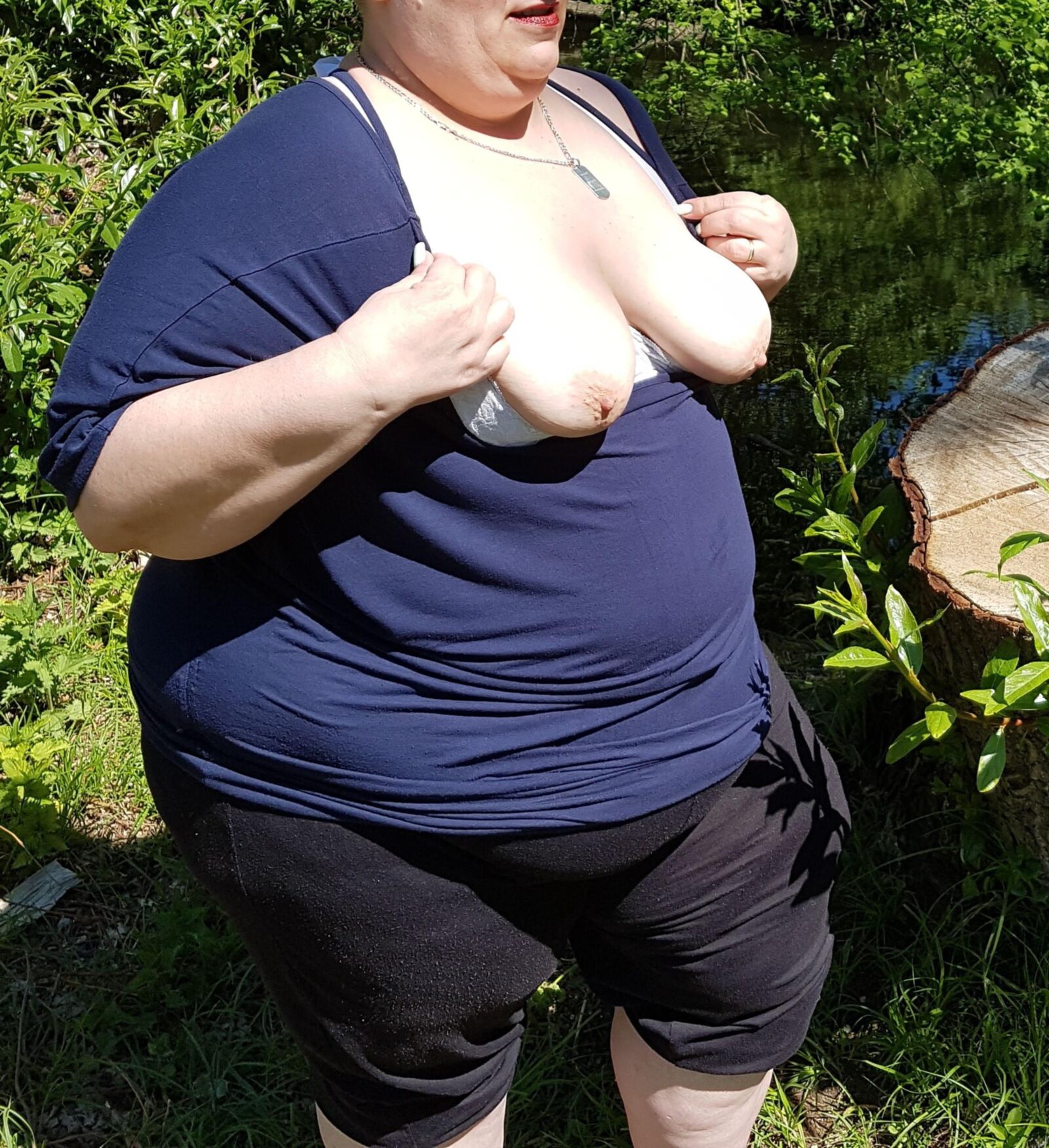 Fette, alte deutsche SSBBW -Blitze im öffentlichen Park