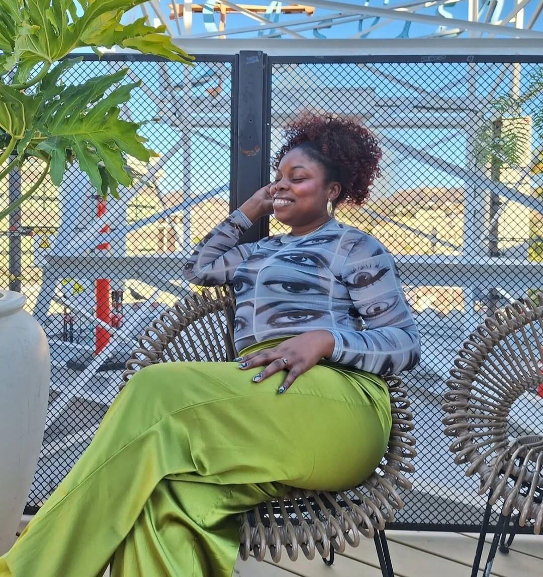 Step sis says comment your custom nude for a free pic 