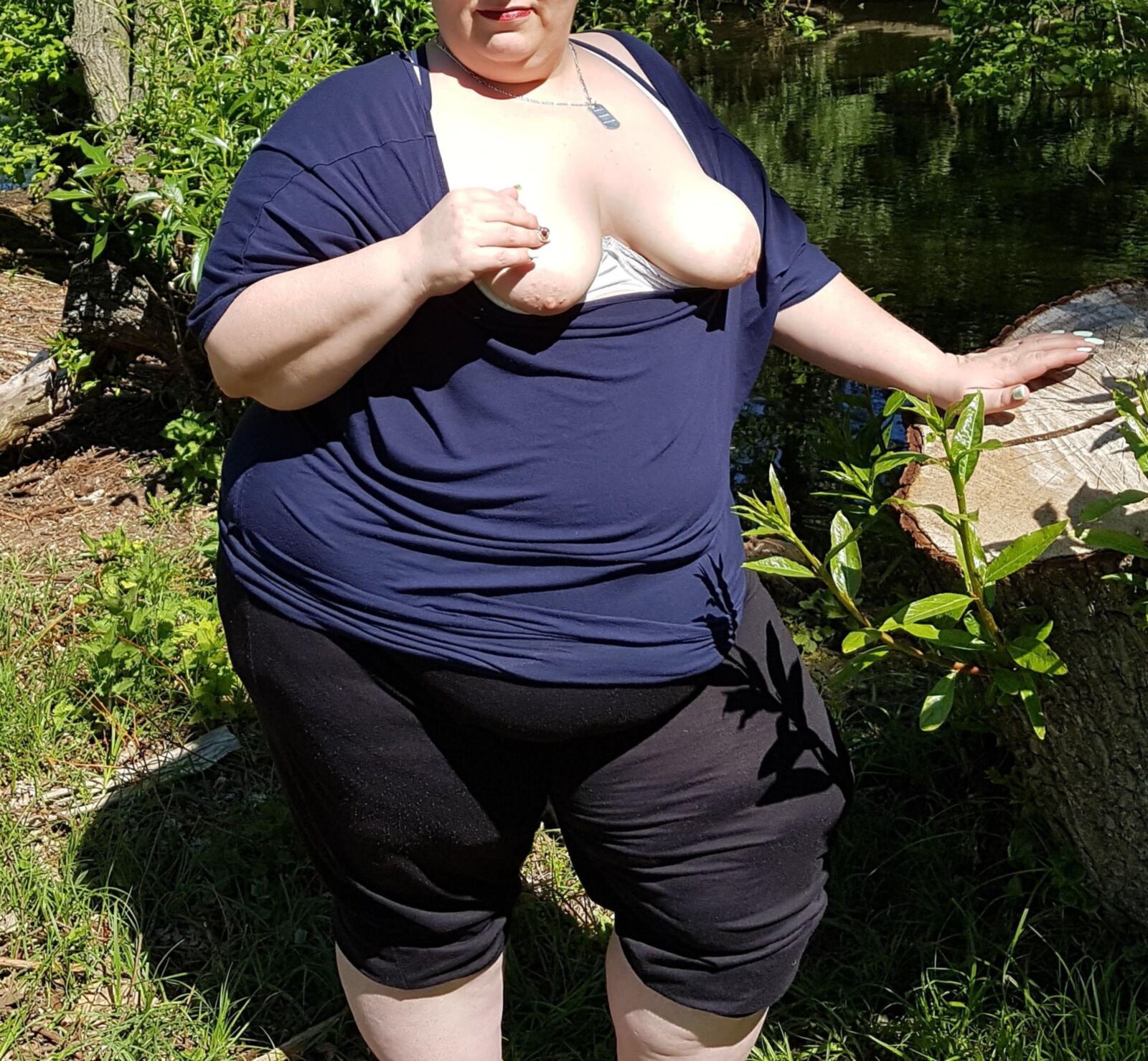Fette, alte deutsche SSBBW -Blitze im öffentlichen Park