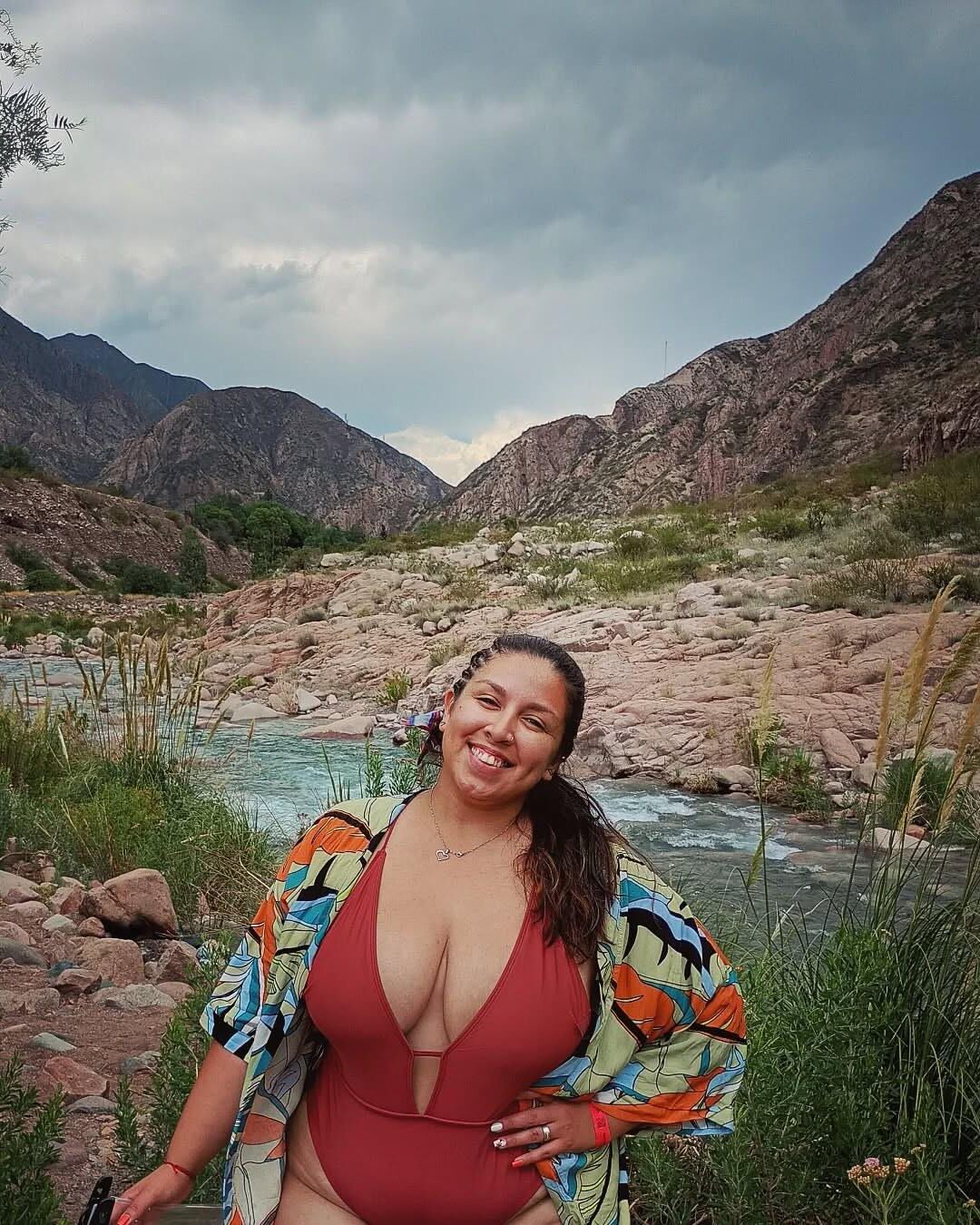 Mollige Latina im Bikini
