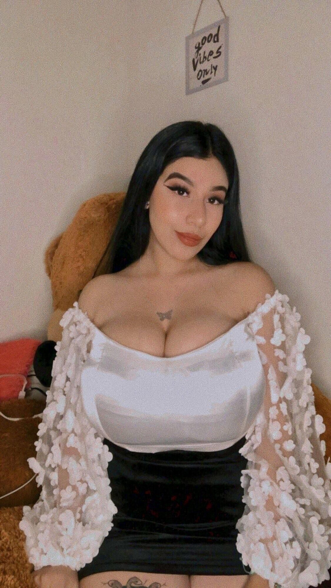 ¡Mis grandes tetas latinas para grandes pollas gordas!