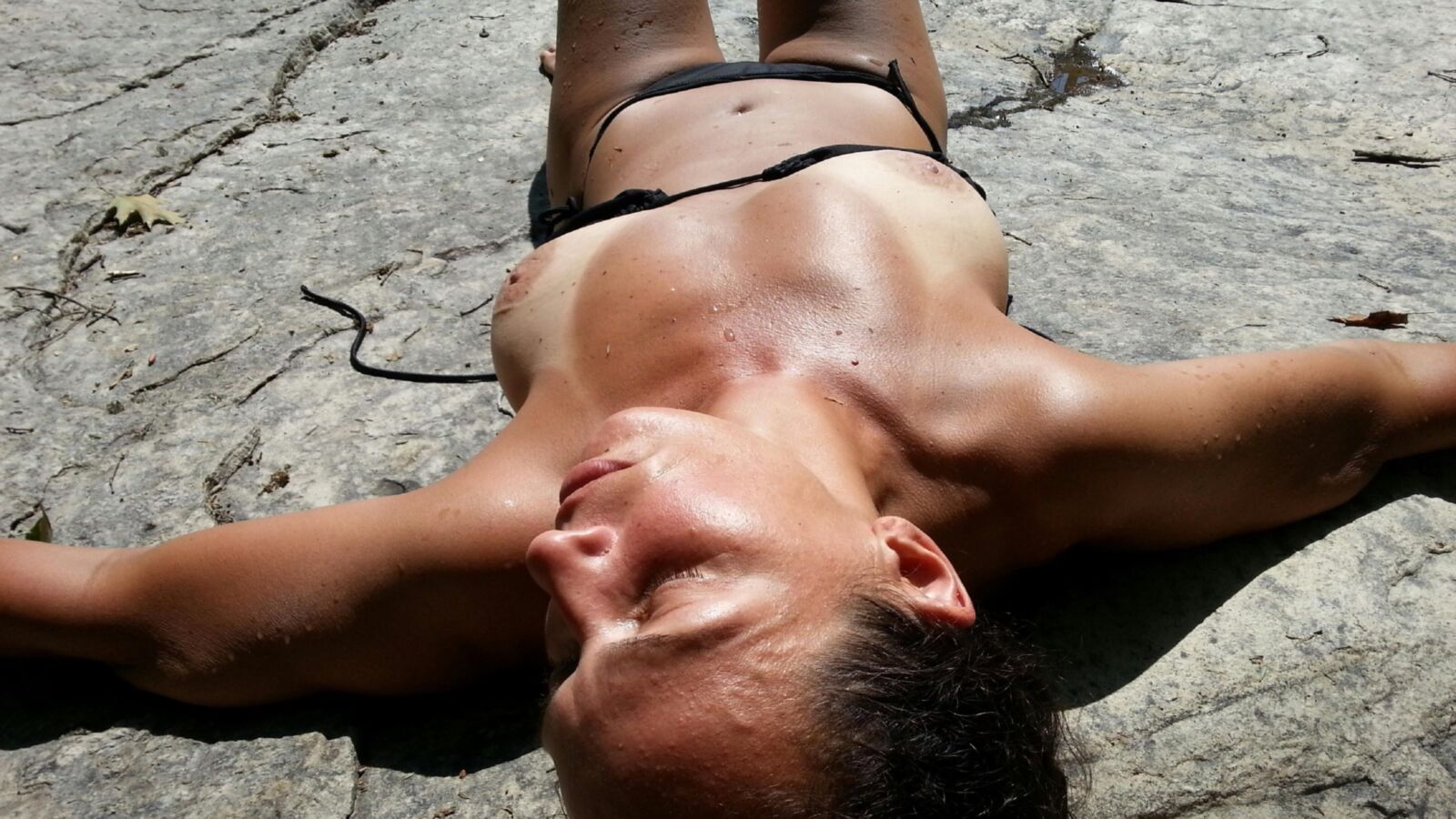 Topless auf den Felsen