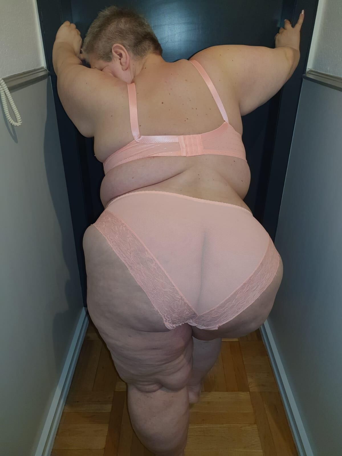Deutsche KG Mega SSBBW zeigt einen enormen Körper