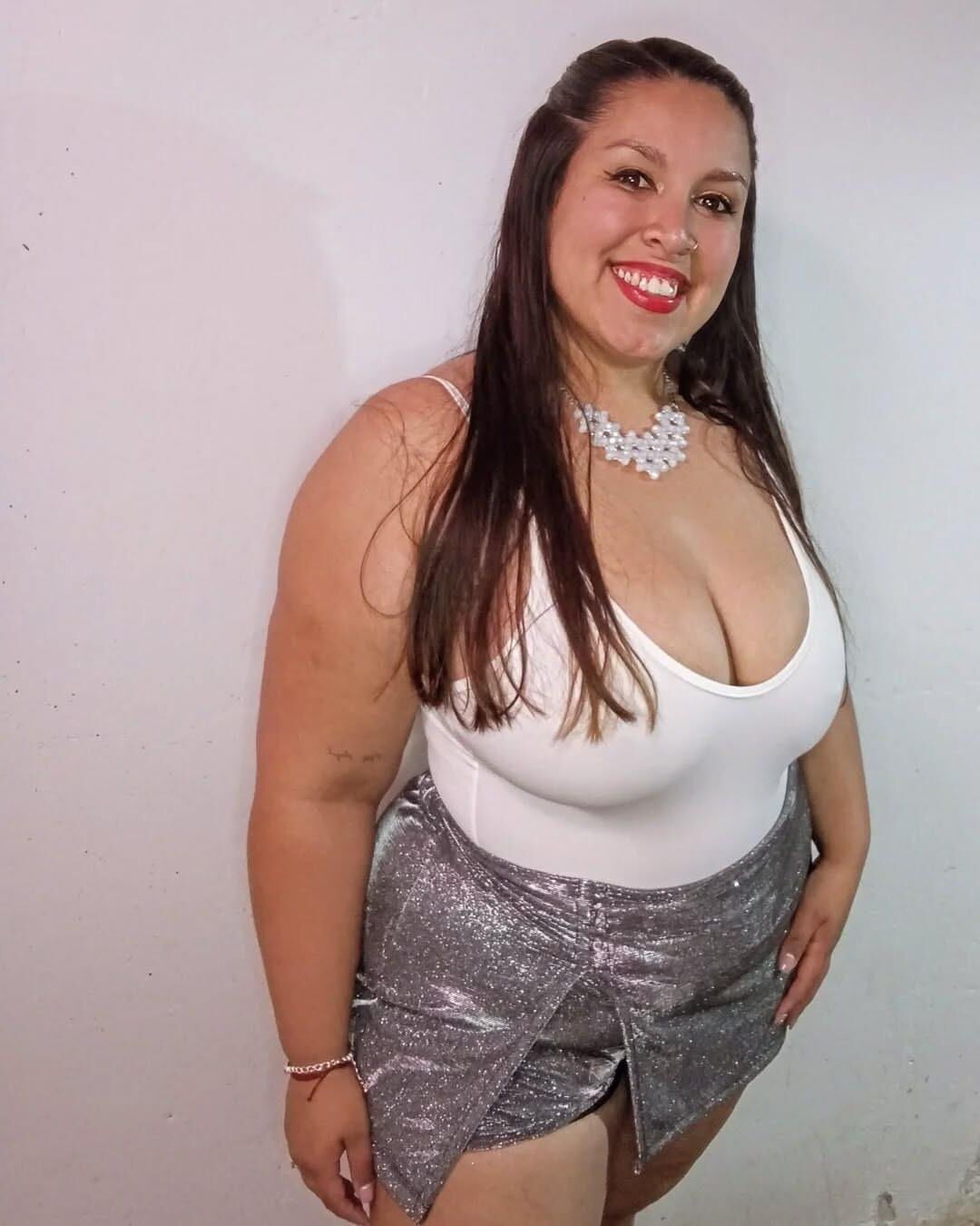 Mollige Latina im Bikini