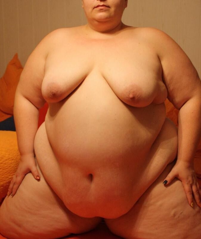 素晴らしいドイツのSSBBWは、腹とおっぱいをぶら下げています
