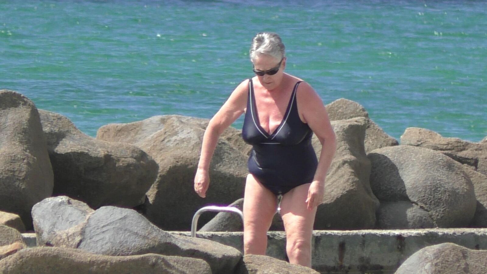 Mamie Saggy Sort de l'eau