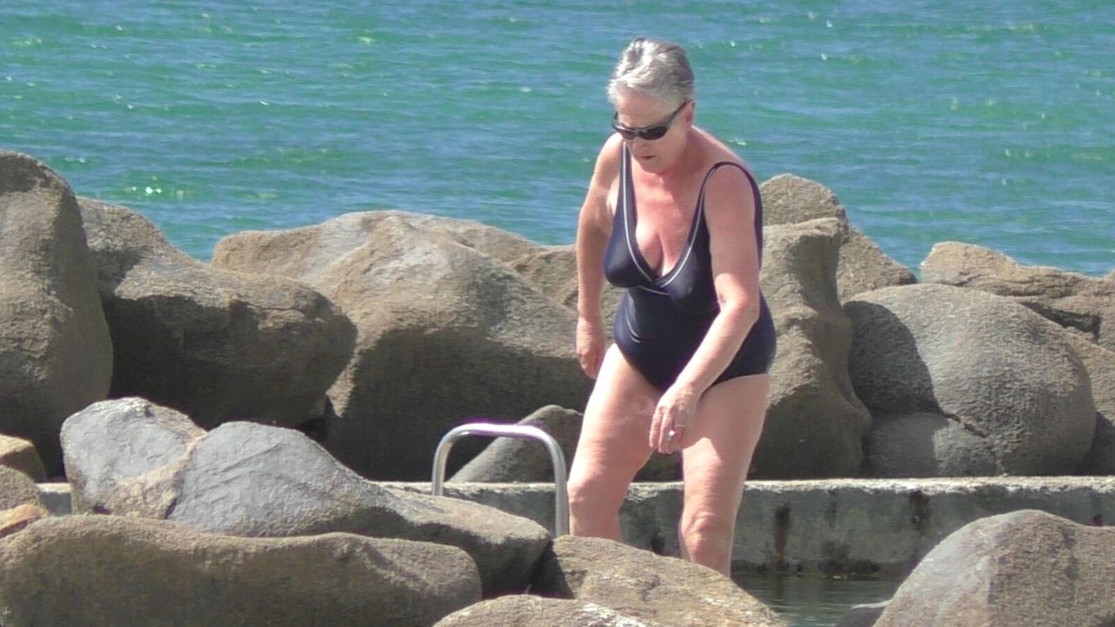Mamie Saggy Sort de l'eau