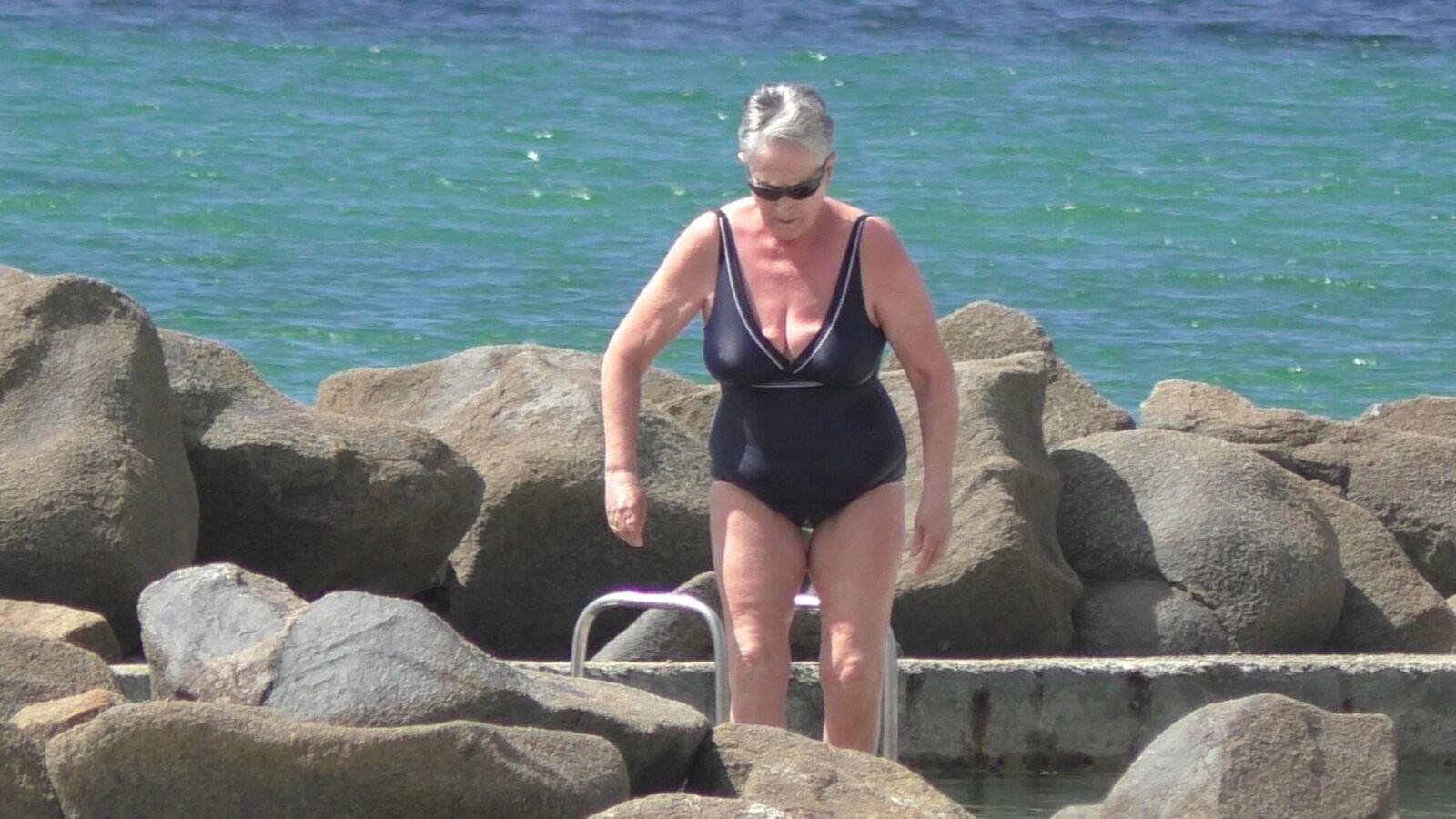 Mamie Saggy Sort de l'eau
