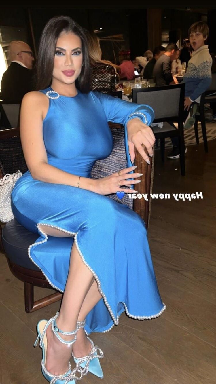 Grandes tetas en un vestido ajustado