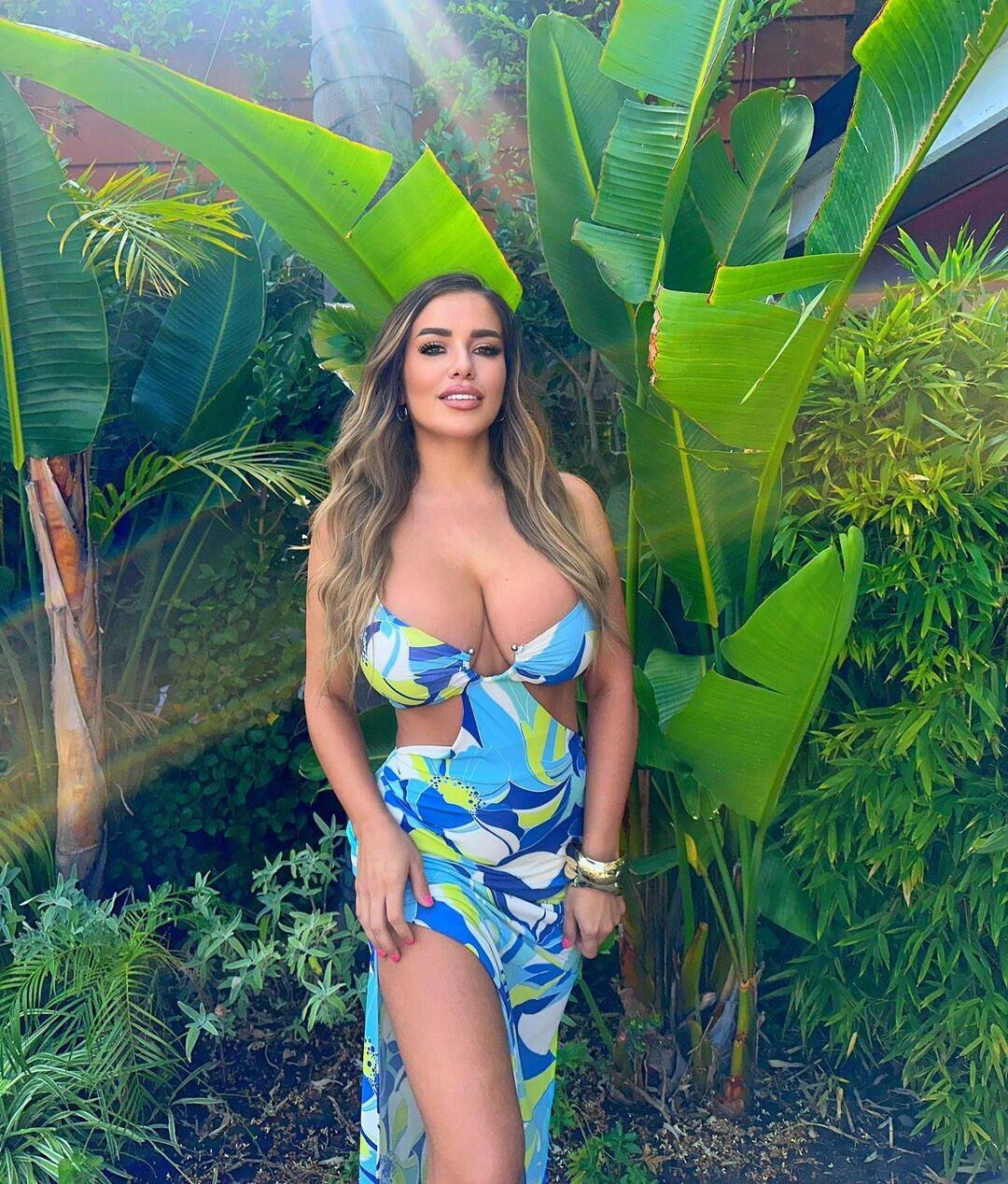 Grandes tetas en un vestido ajustado
