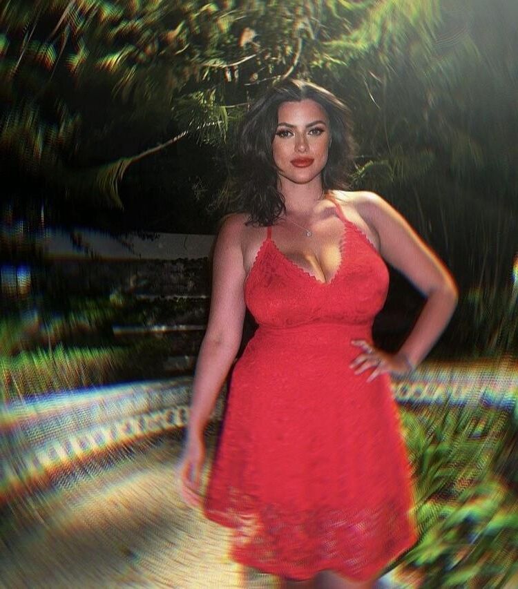 Grandes tetas en un vestido ajustado