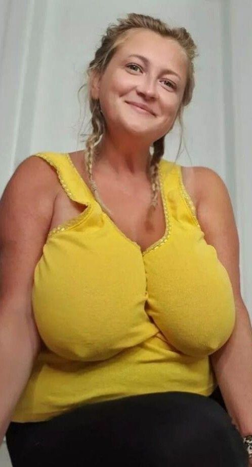Big Titts under Outfit 