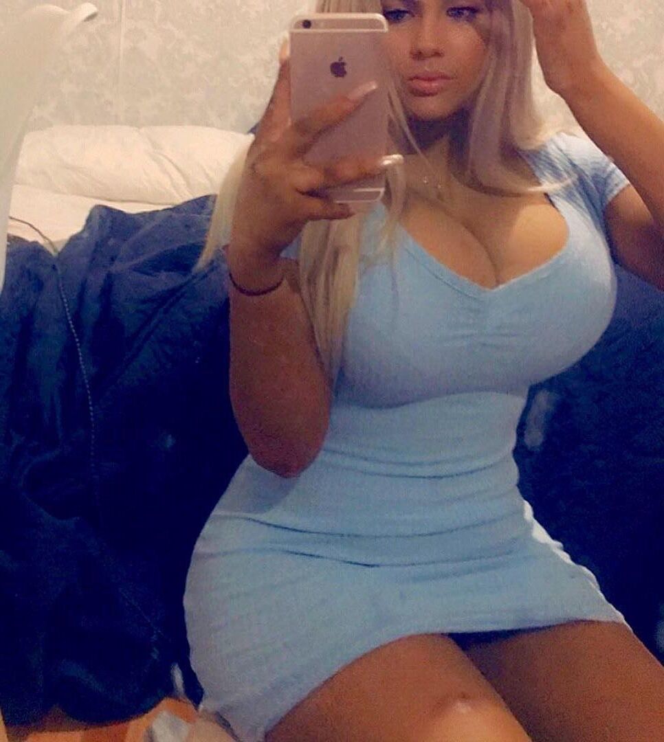Grandes tetas en un vestido ajustado