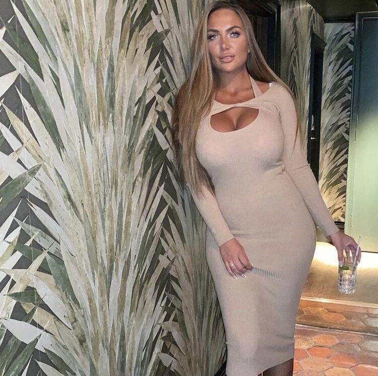 Grandes tetas en un vestido ajustado