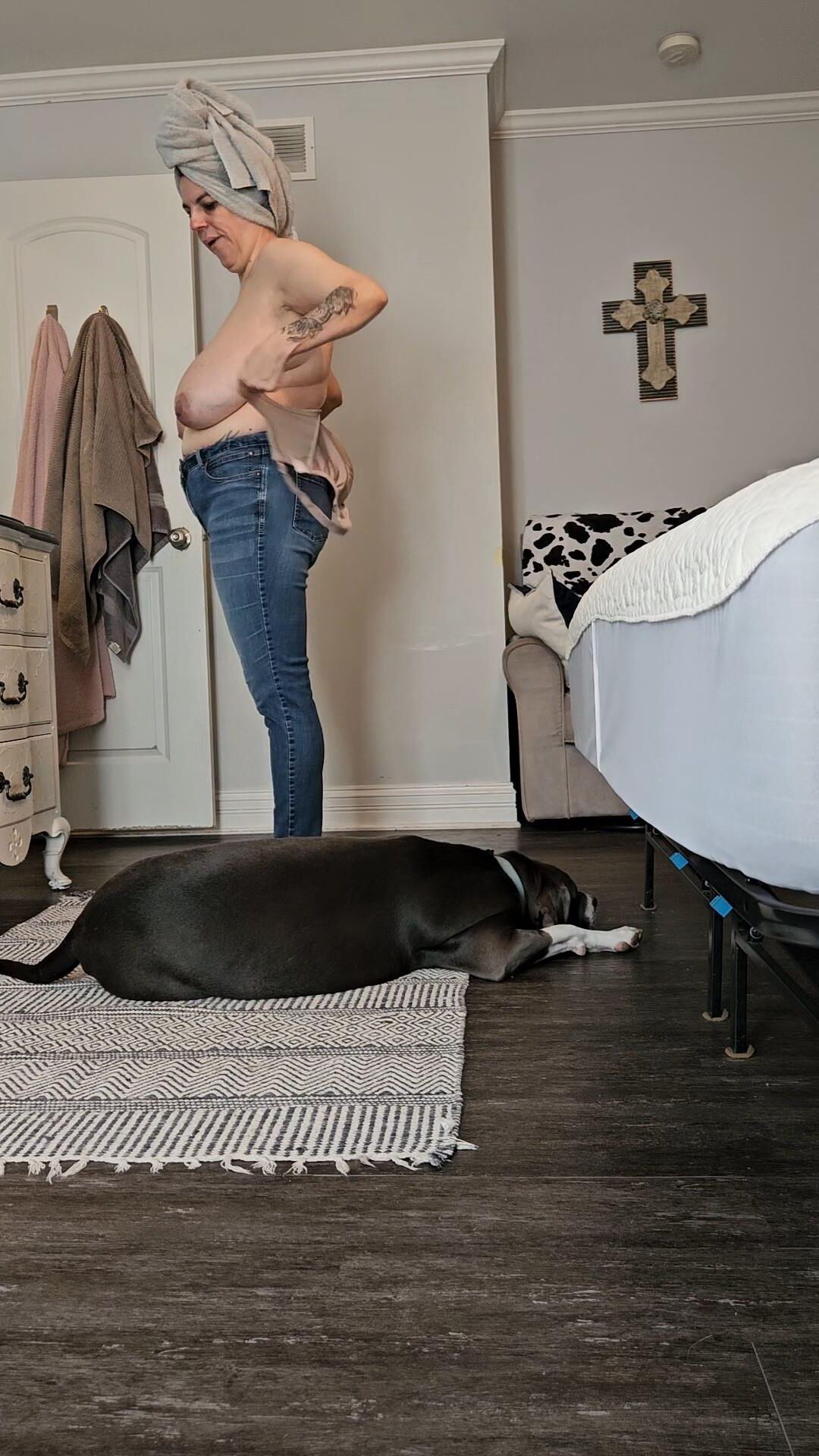Unbekannte Frau exponierte Fuck, sie bekam riesige Titten