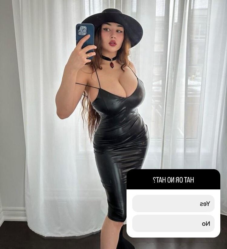 Grandes tetas en un vestido ajustado