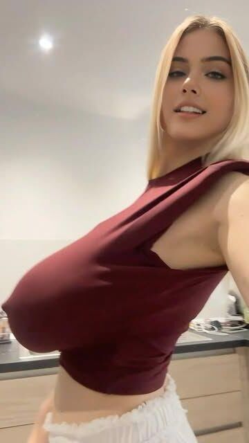 Big Titts under Outfit 