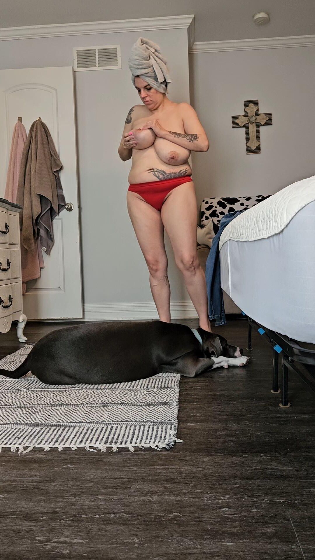 Unbekannte Frau exponierte Fuck, sie bekam riesige Titten