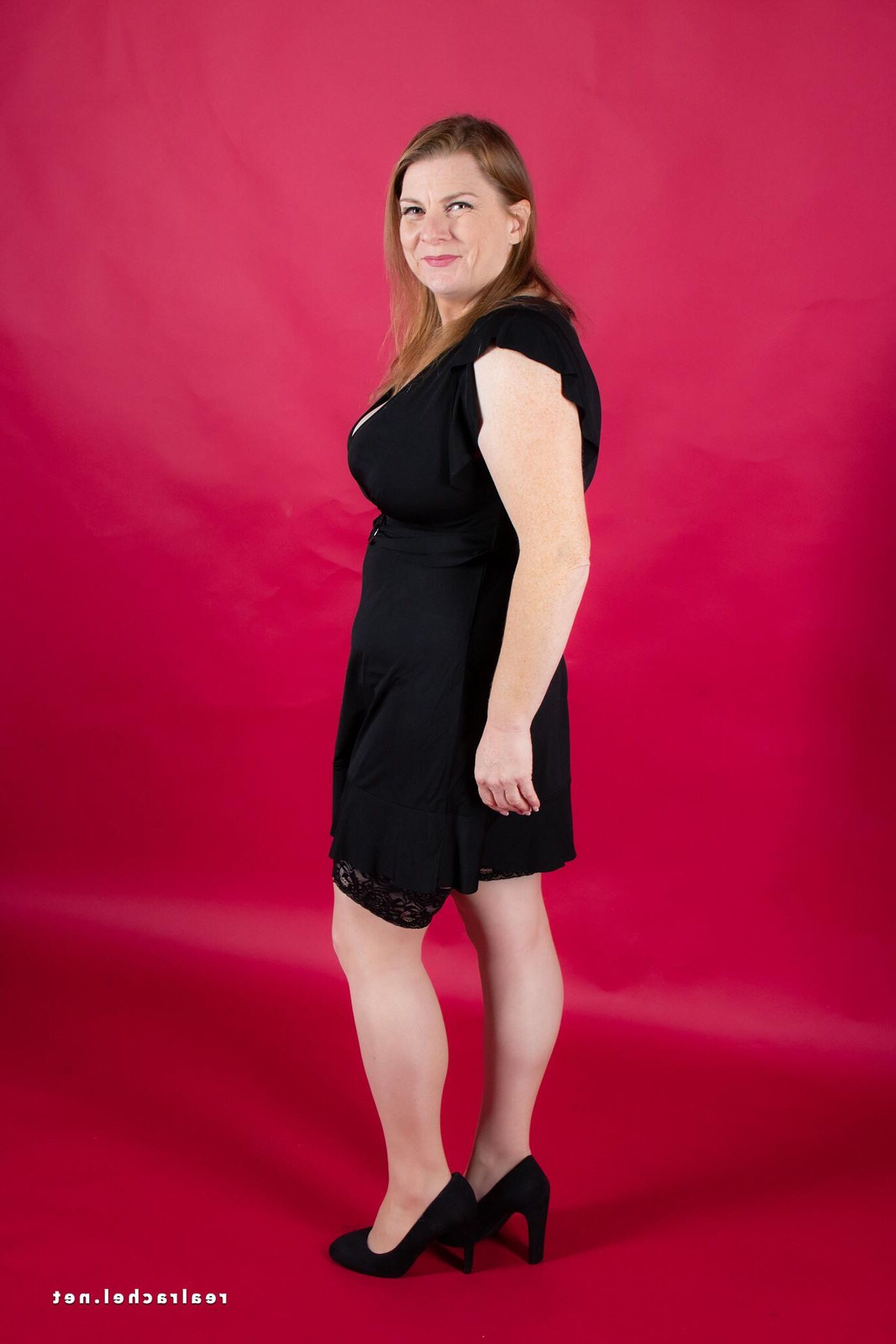 Rachel in und aus kleinem schwarzem Kleid