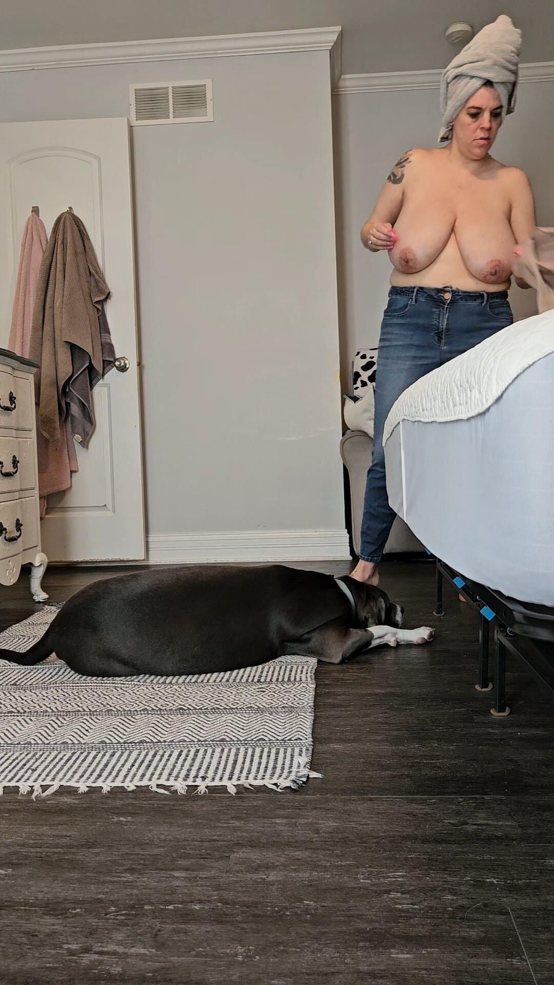 Unbekannte Frau exponierte Fuck, sie bekam riesige Titten