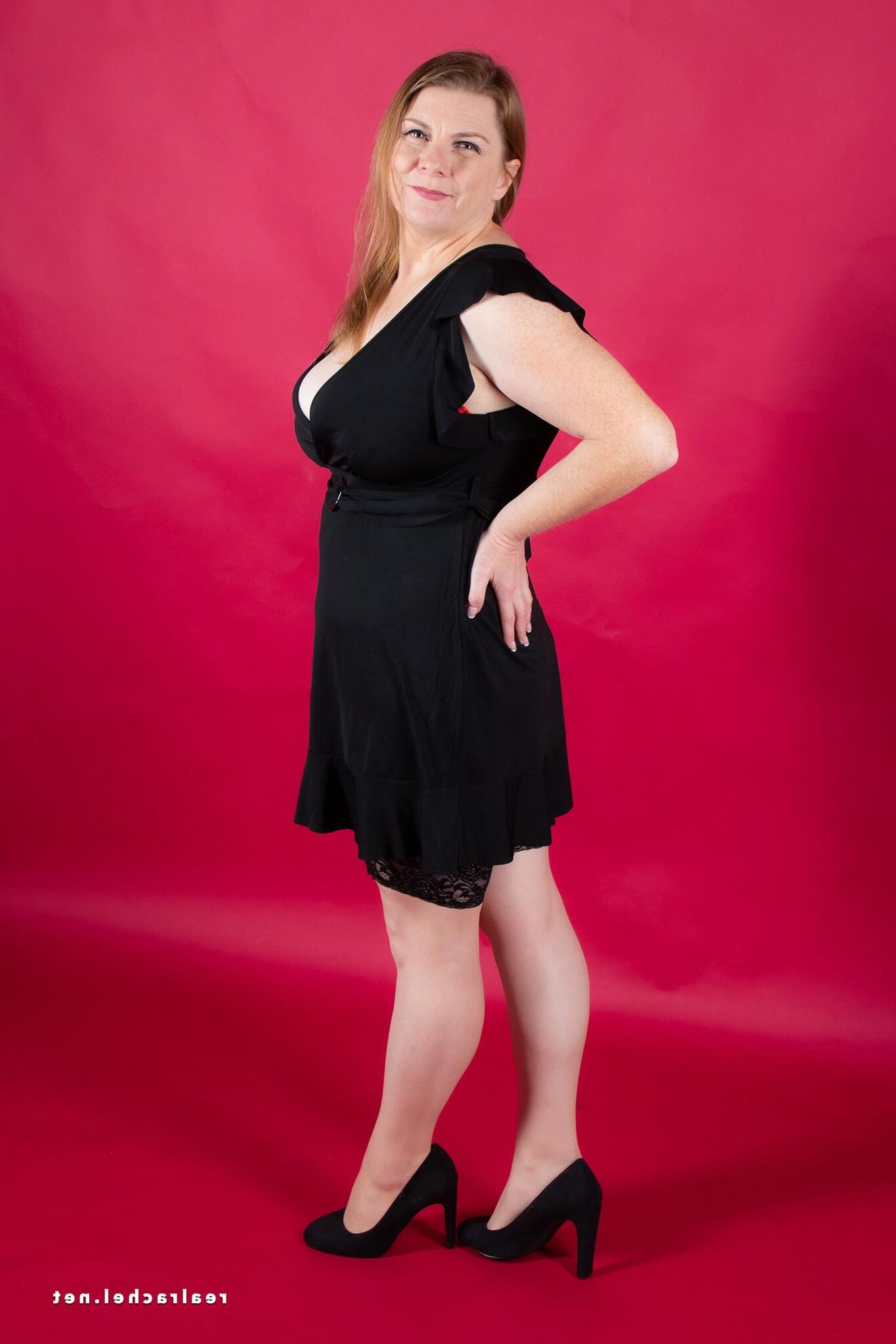 Rachel in und aus kleinem schwarzem Kleid