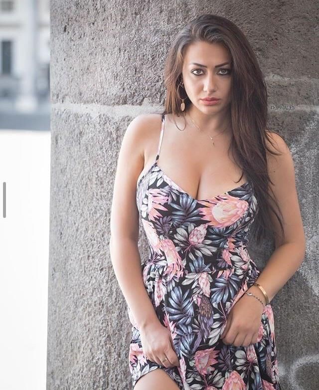 Grandes tetas en un vestido ajustado