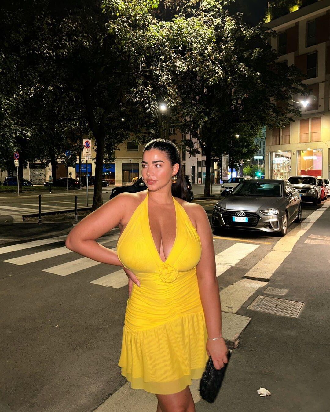 Grandes tetas en un vestido ajustado