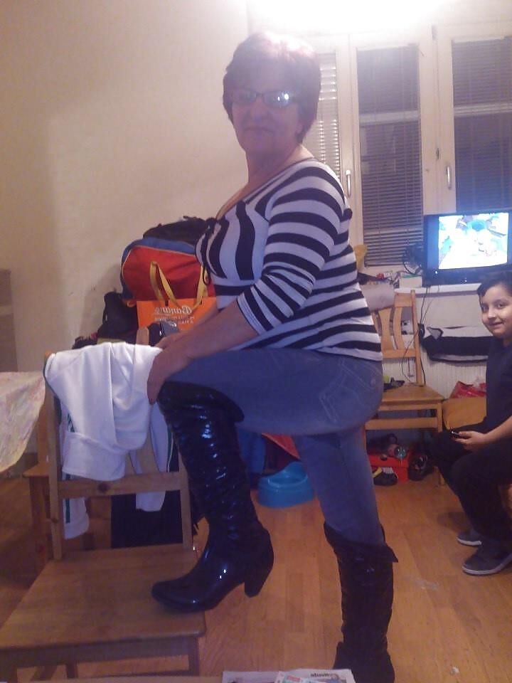 BUSTY GRANNY