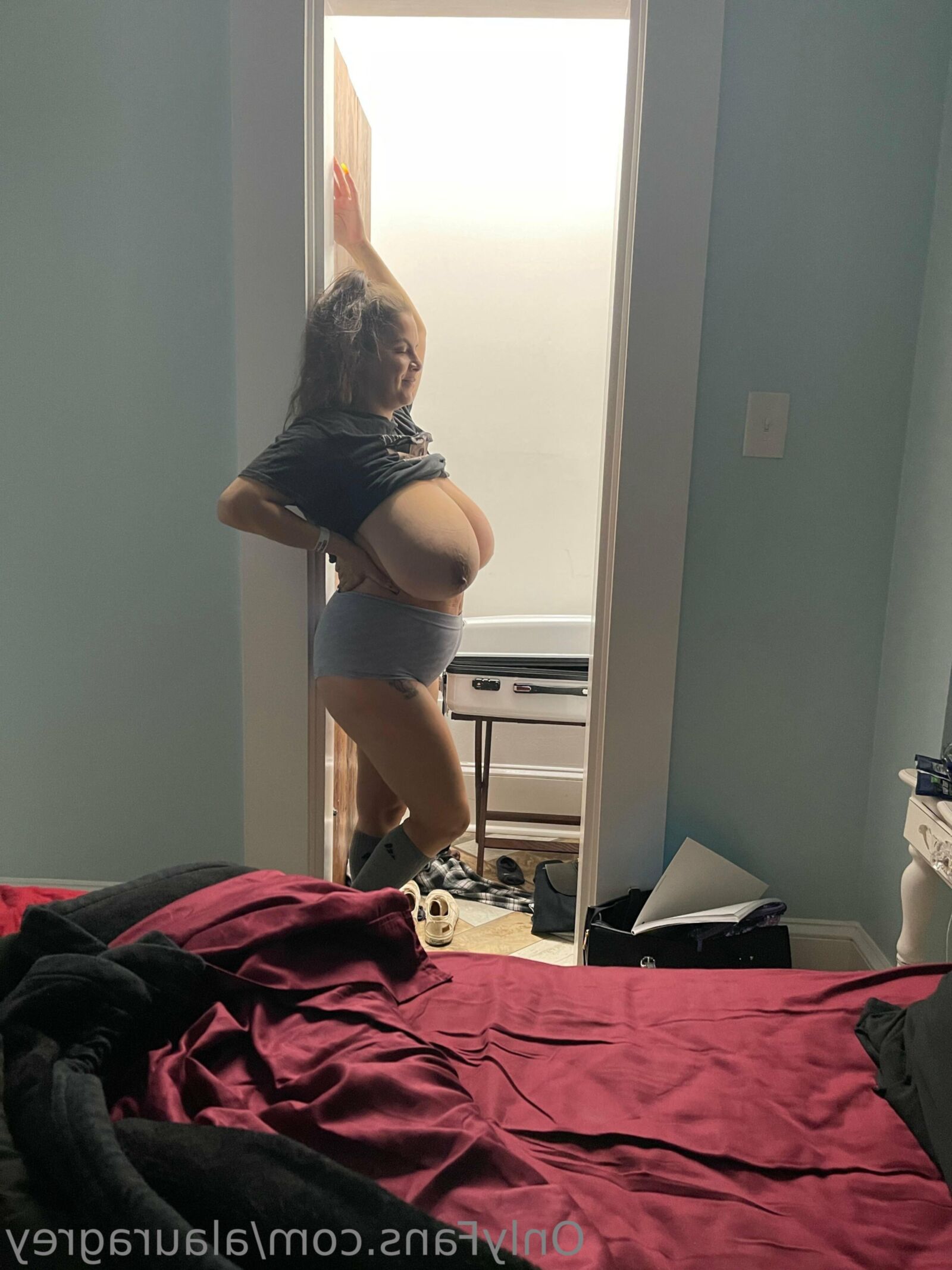Alaura Giant Boobs Curvy Sexy Beauty Milf Mixed Hot Photos