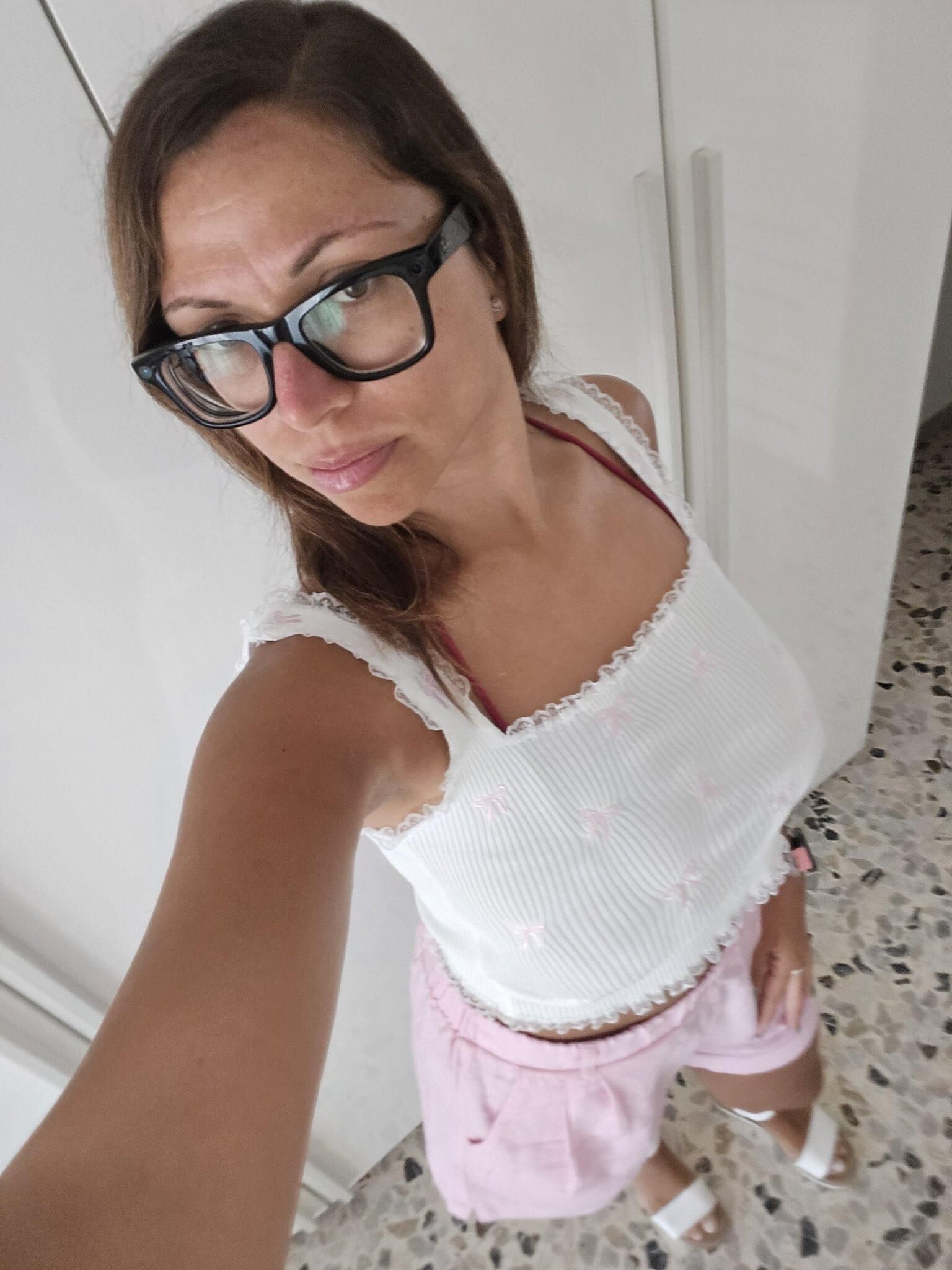 Sara Big Ass Big Boobs Sexy Italian Wife with Glasses Hot Shots