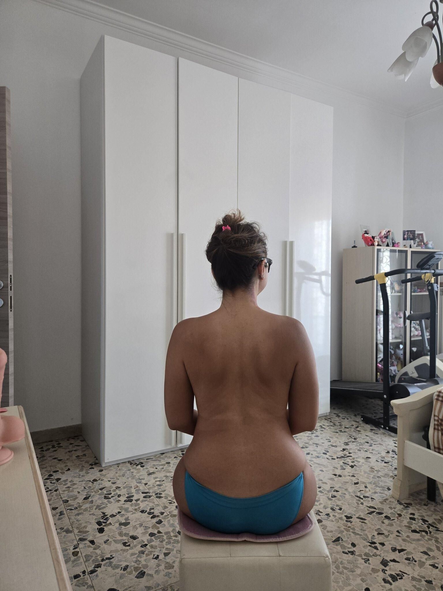 Sara Big Ass Big Boobs Sexy Italian Wife with Glasses Hot Shots
