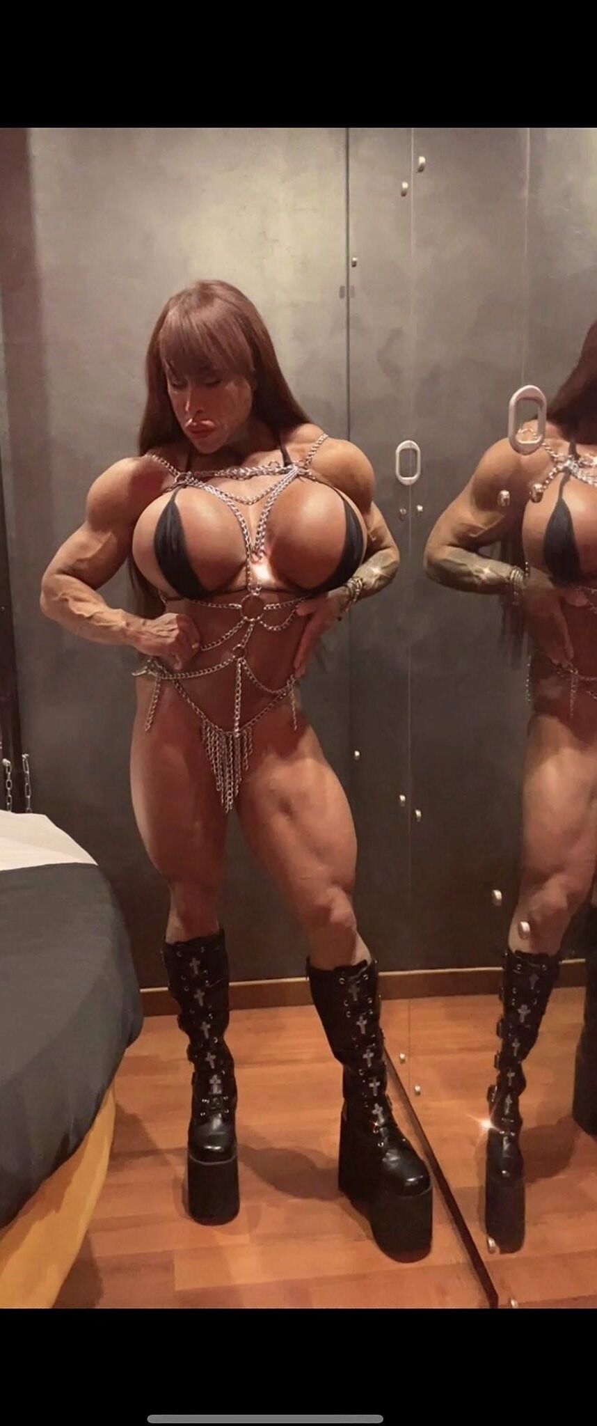 Mega Titten Bimbos
