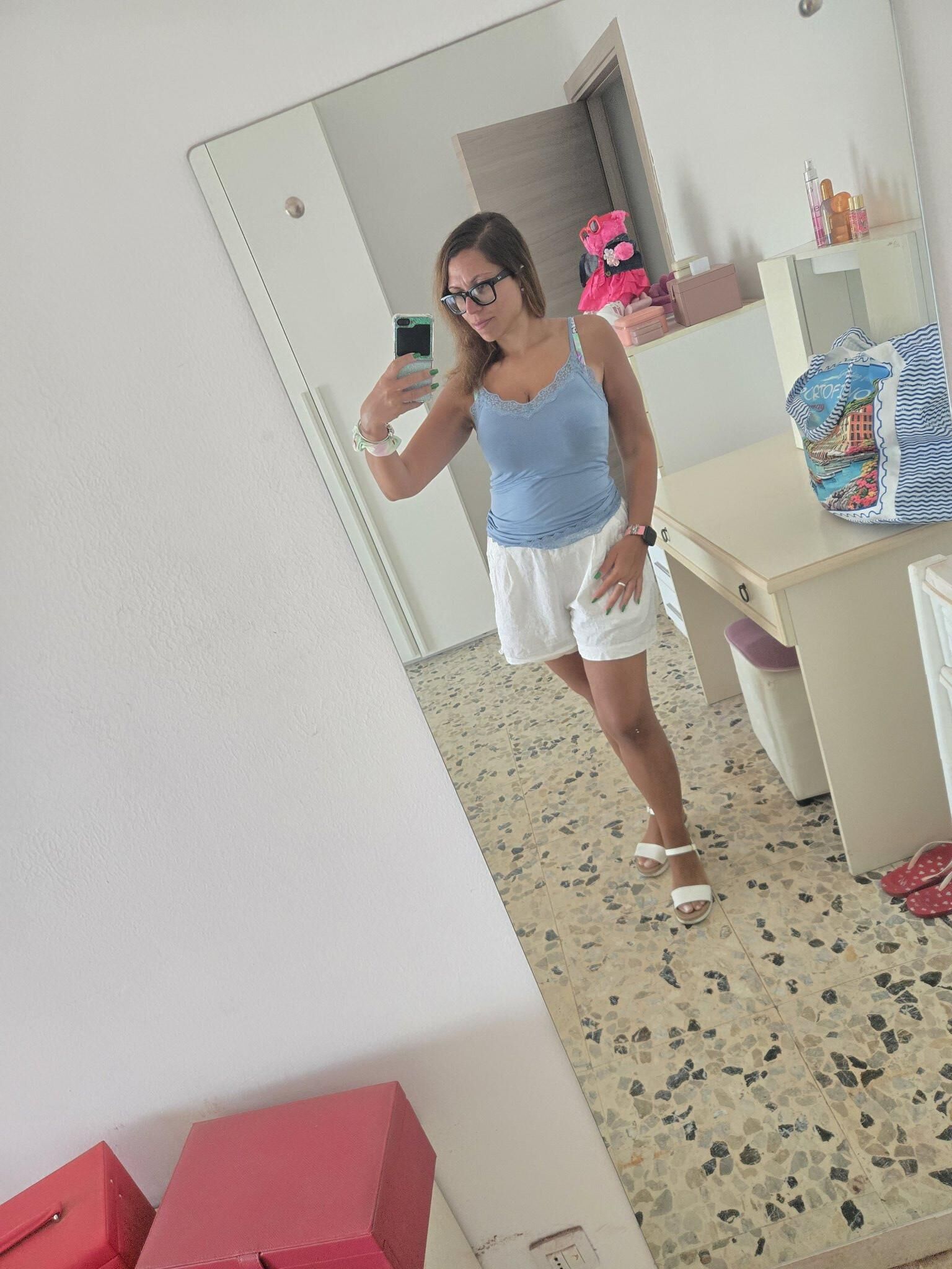 Sara Big Ass Big Boobs Sexy Italian Wife with Glasses Hot Shots