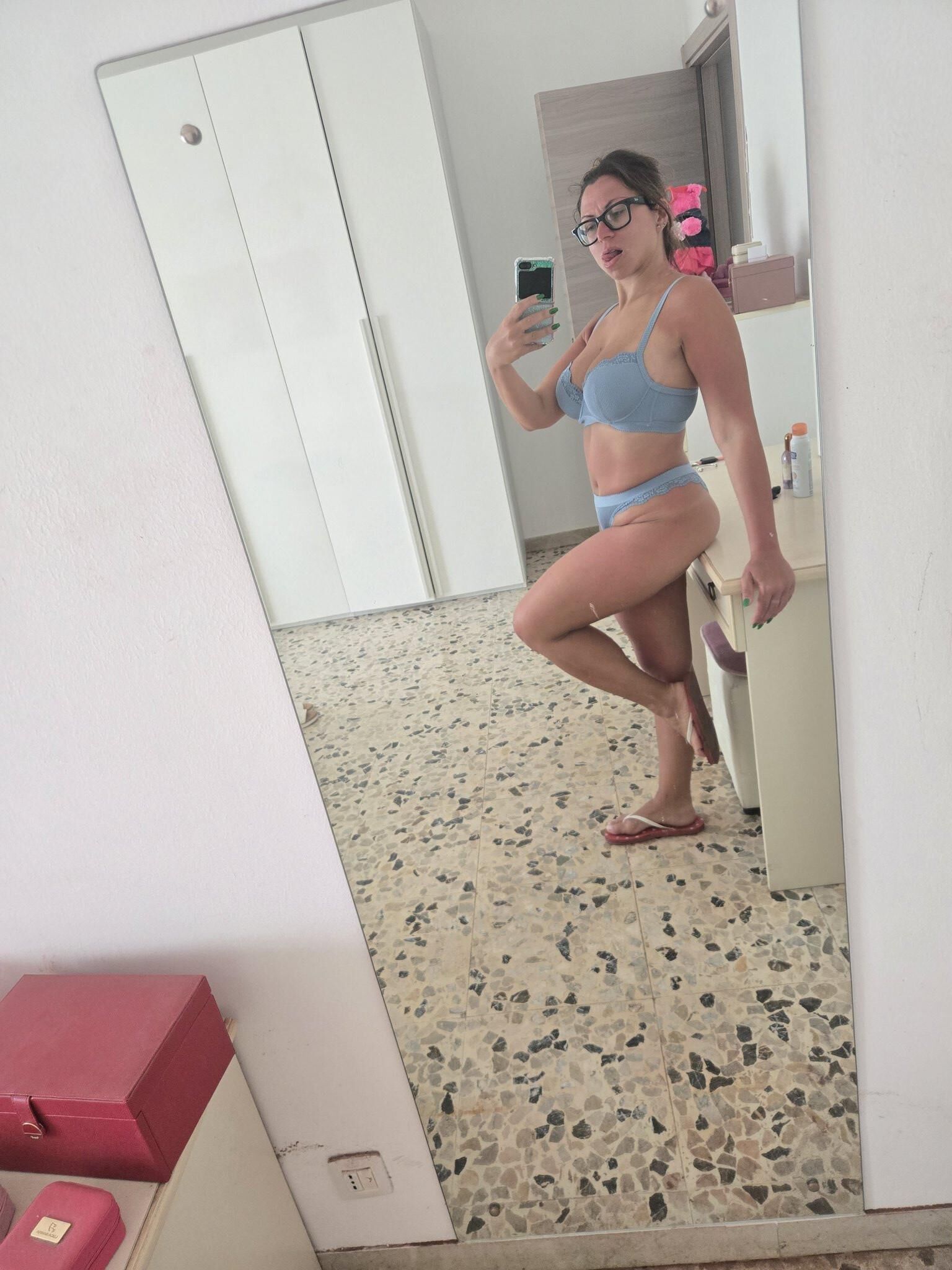 Sara Big Ass Big Boobs Sexy Italian Wife with Glasses Hot Shots